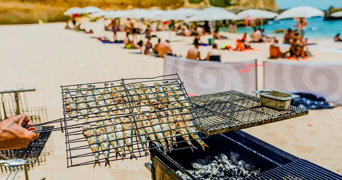 Barbecue-Mittagessen am Strand – wo man in Albufeira essen kann