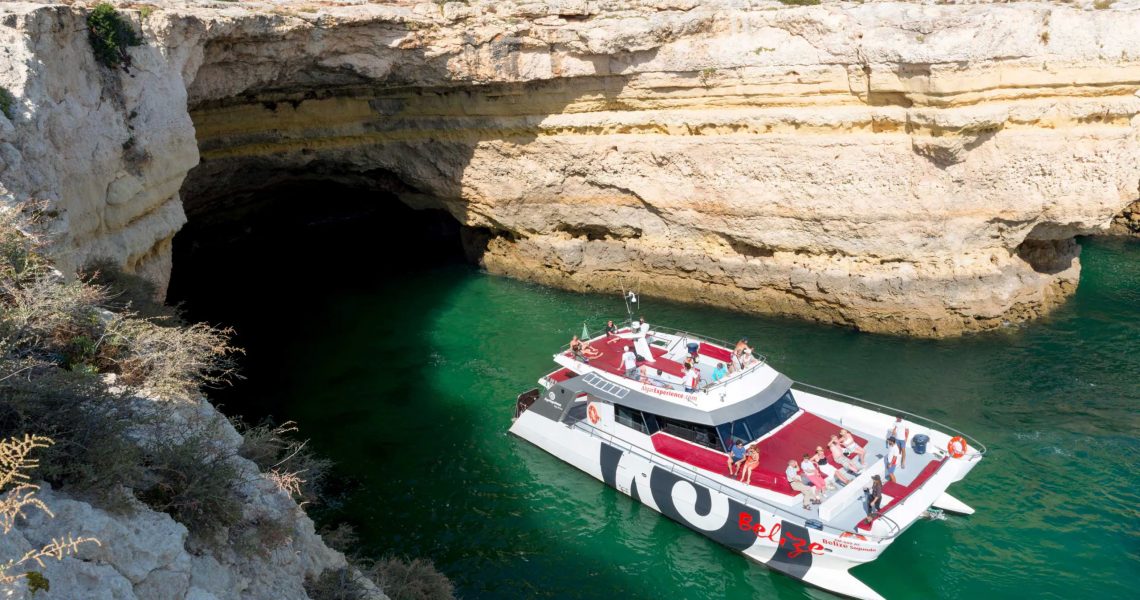 Excursion en bateau dans la grotte de Benagil au départ d'Albufeira - Grottes de Benagil Algar de Benagil et littoral